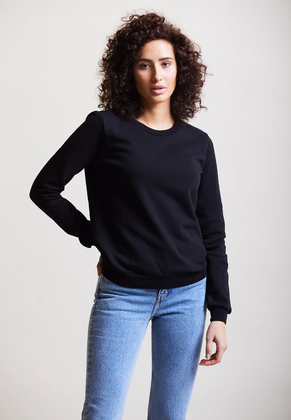 Black|Classic| Model trägt classic Sweatshirt Black Vorderansicht
