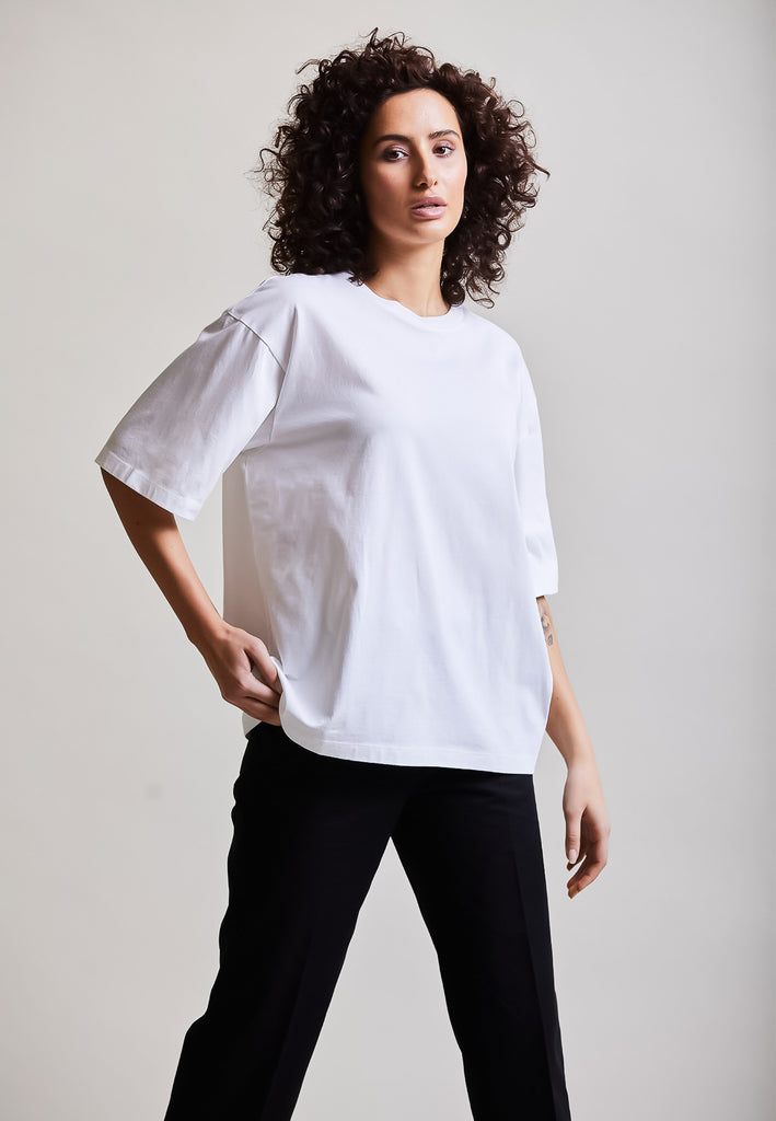 ["White", "Oversize", " Model trägt oversize T-Shirt Weiß Vorderansicht No.2"]