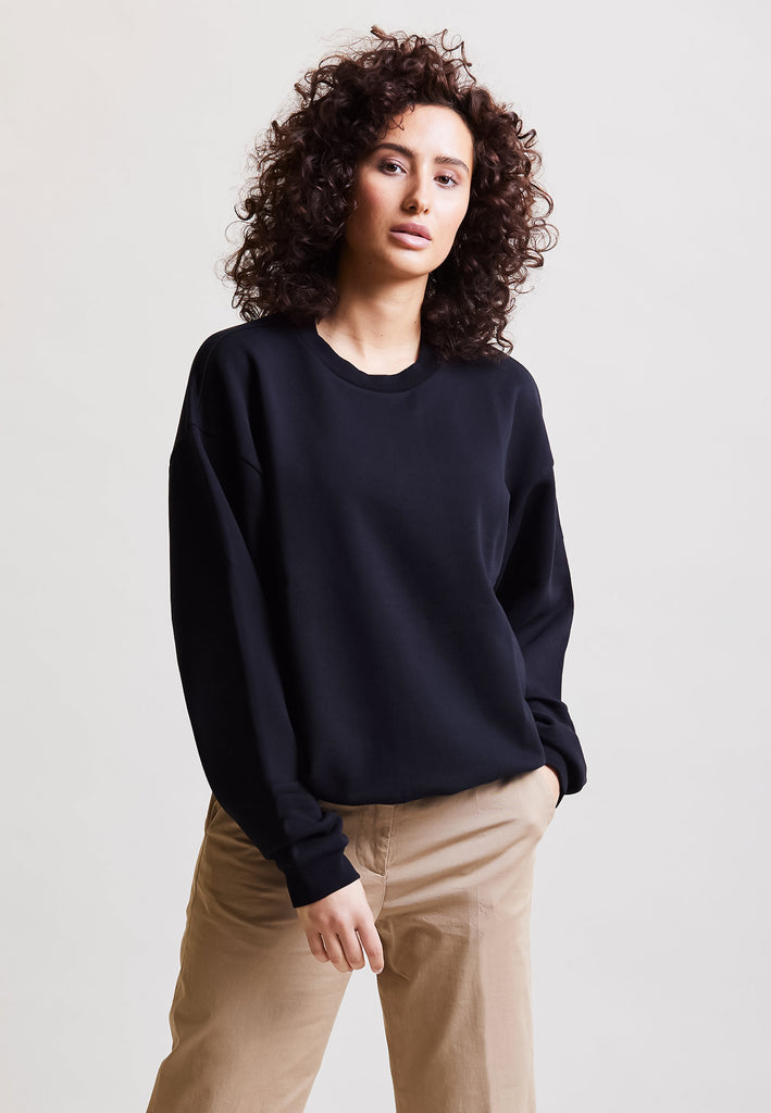 ["Black", "Oversize", " Model trägt oversize Sweatshirt Black Vorderansicht"]