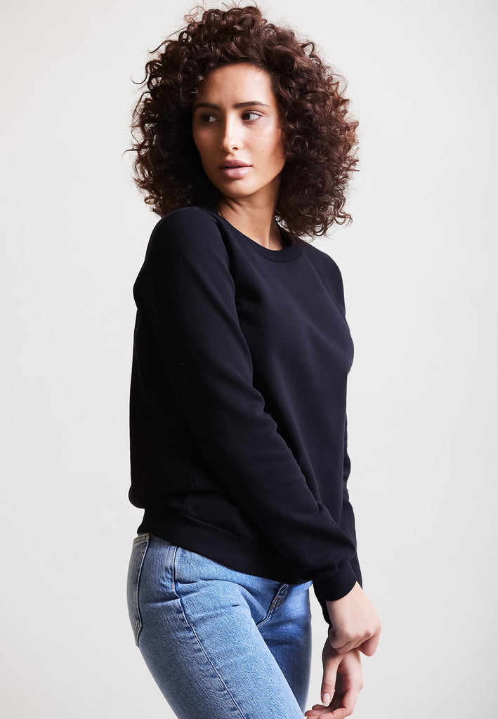 ["Black", "Classic", " Model trägt classic Sweatshirt Black Seitenansicht"]