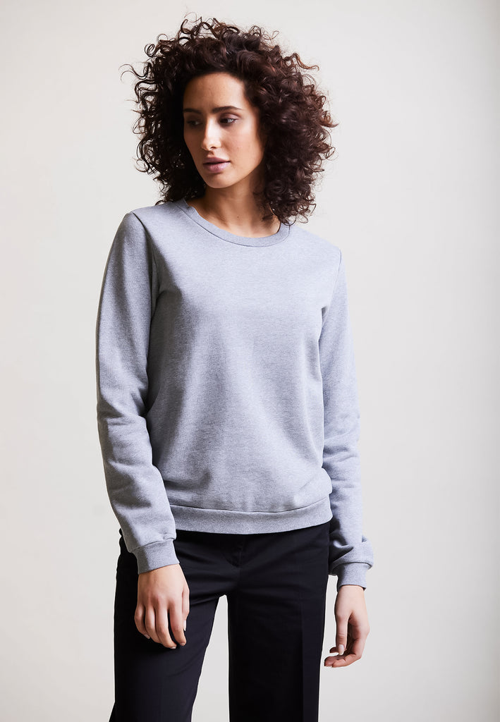 ["Grey", "Classic", " Model trägt classic Sweatshirt Grey Vorderansicht No.2"]