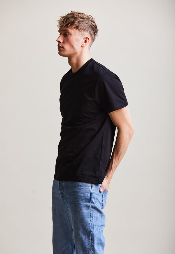 Black|Classic| Männliches Model trägt classic T-Shirt Black Seitenansicht