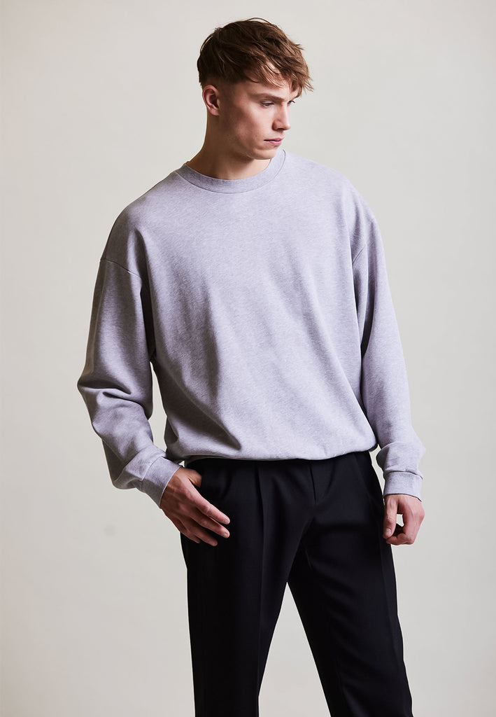 ["Grey", "Oversize", " Männliches Model trägt oversize Sweatshirt Grey Vorderansicht No.2"]