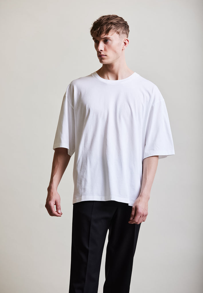 ["White", "Oversize", " Männliches Model trägt oversize T-Shirt White Vorderansicht No.2"]