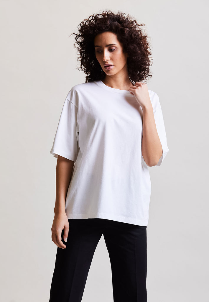 ["White", "Oversize", " Model trägt oversize T-Shirt Weiß Vorderansicht"]