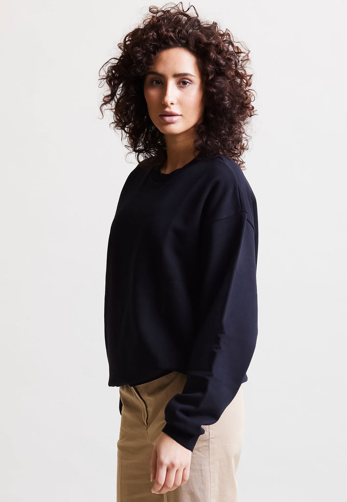 ["Black", "Oversize", " Model trägt oversize Sweatshirt Black Seitenansicht"]