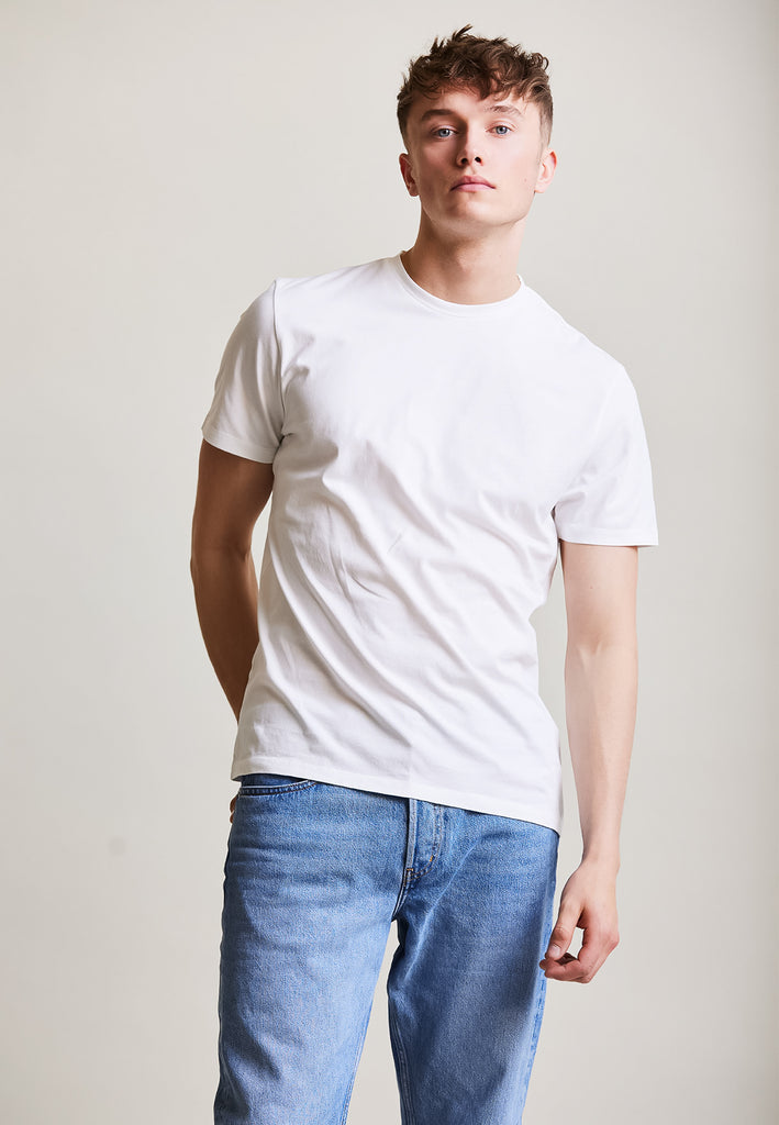 ["White", "Classic", " Männliches Model trägt classic T-Shirt Weiß Vorderansicht No.2"]