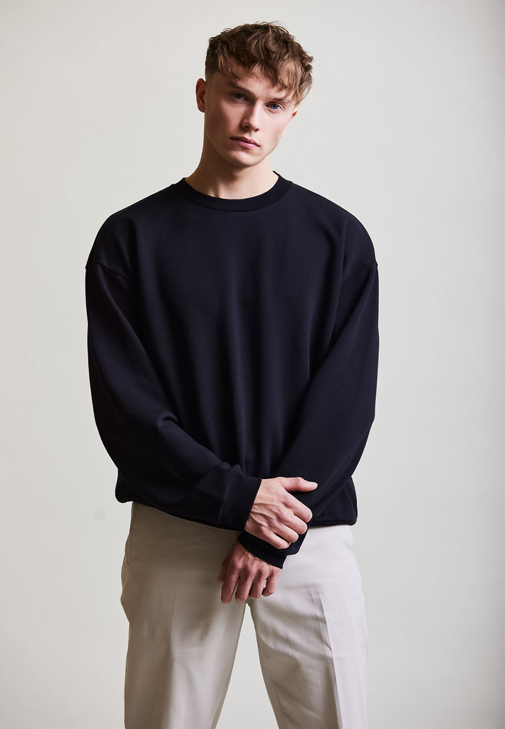 ["Black", "Oversize", " Männliches Model trägt oversize Sweatshirt Black Vorderansicht No.2"]