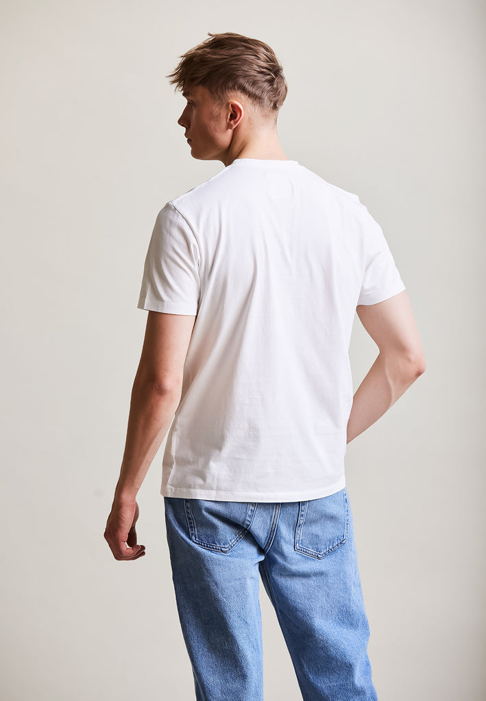 ["White", "Classic", " Männliches Model trägt classic T-Shirt Weiß Rückansicht"]