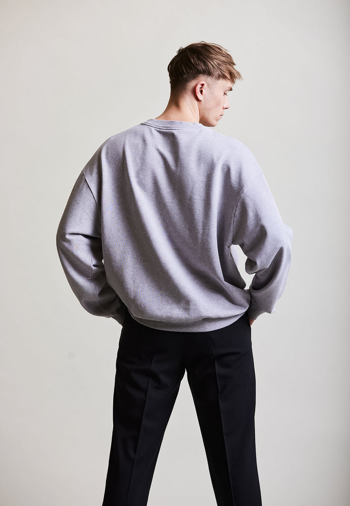 ["Grey", "Oversize", " Männliches Model trägt oversize Sweatshirt Grey Rückansicht"]