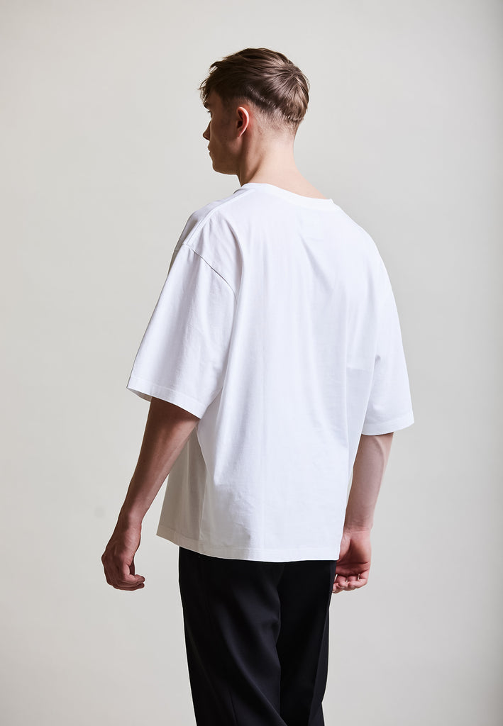 ["White", "Oversize", " Männliches Model trägt oversize T-Shirt White Rückansicht"]