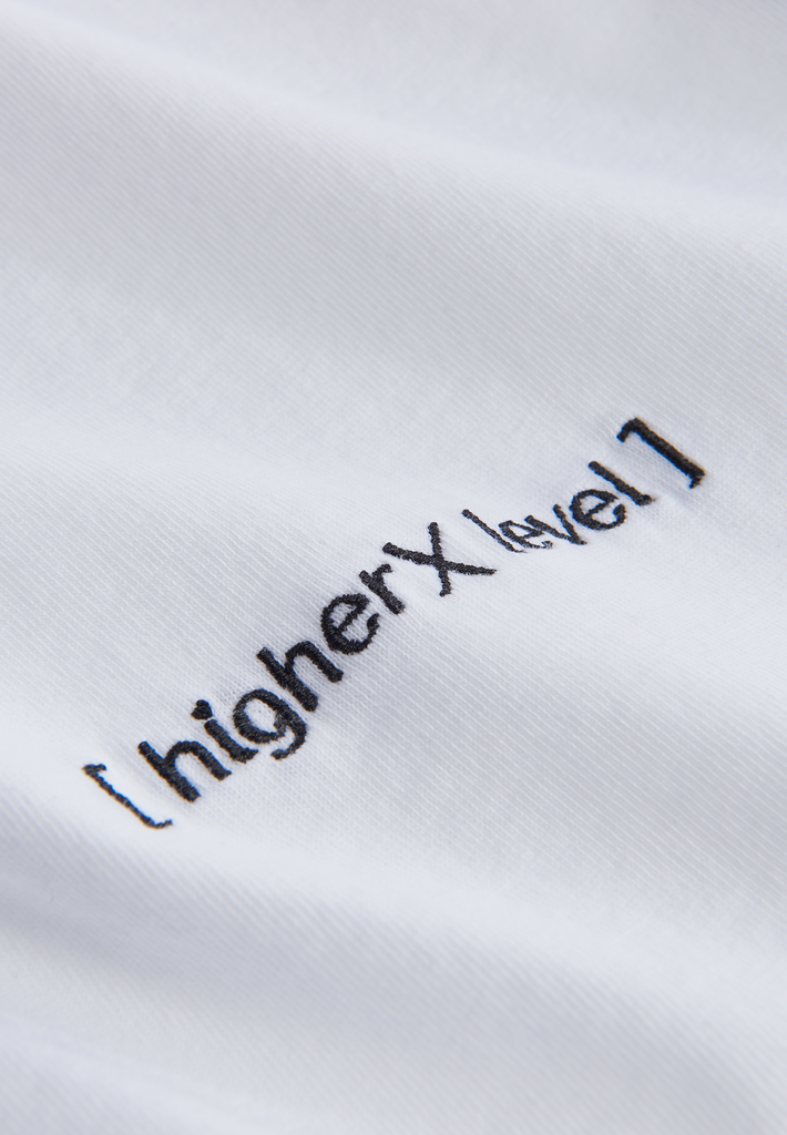 ["NZINGA Oversize T-Shirt \"higher x level\" by Nikeata Thompson Detailansicht"]