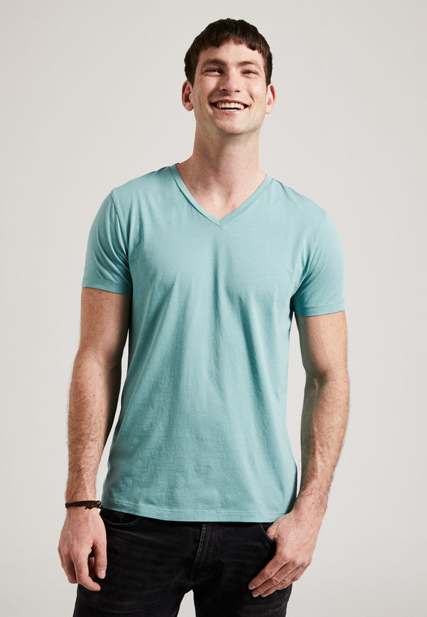 Turquoise| Männliches Model trägt V-Neck T-Shirt von PHYNE in türkis