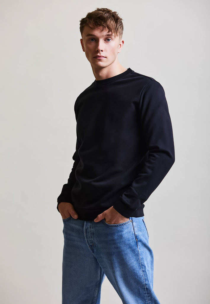 ["Black", "Classic", " Männliches Model trägt classic Sweatshirt Black Vorderansicht"]
