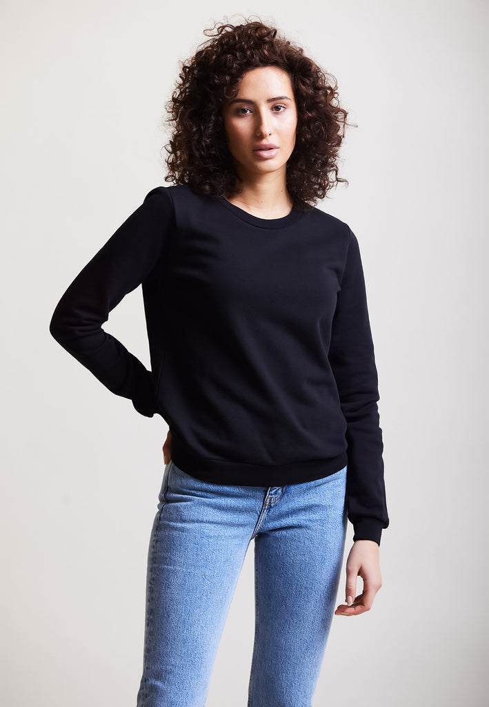["Black", "Classic", " Model trägt classic Sweatshirt Black Vorderansicht"]