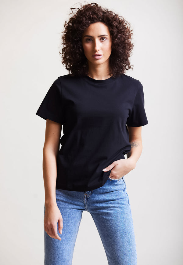 Black|Classic| Model trägt classic T-Shirt Black Vorderansicht