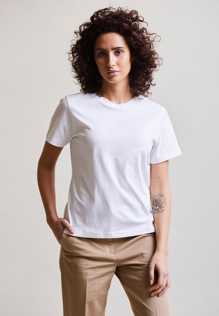 ["White", "Classic", " Model trägt classic T-Shirt Weiß Vorderansicht No.2"]