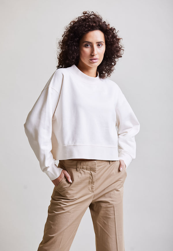 Cream| Model trägt Cropped Sweater in Puder Vorderansicht