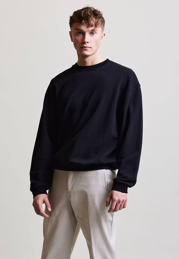 ["Black", "Oversize", " Männliches Model trägt oversize Sweatshirt Black Vorderansicht"]