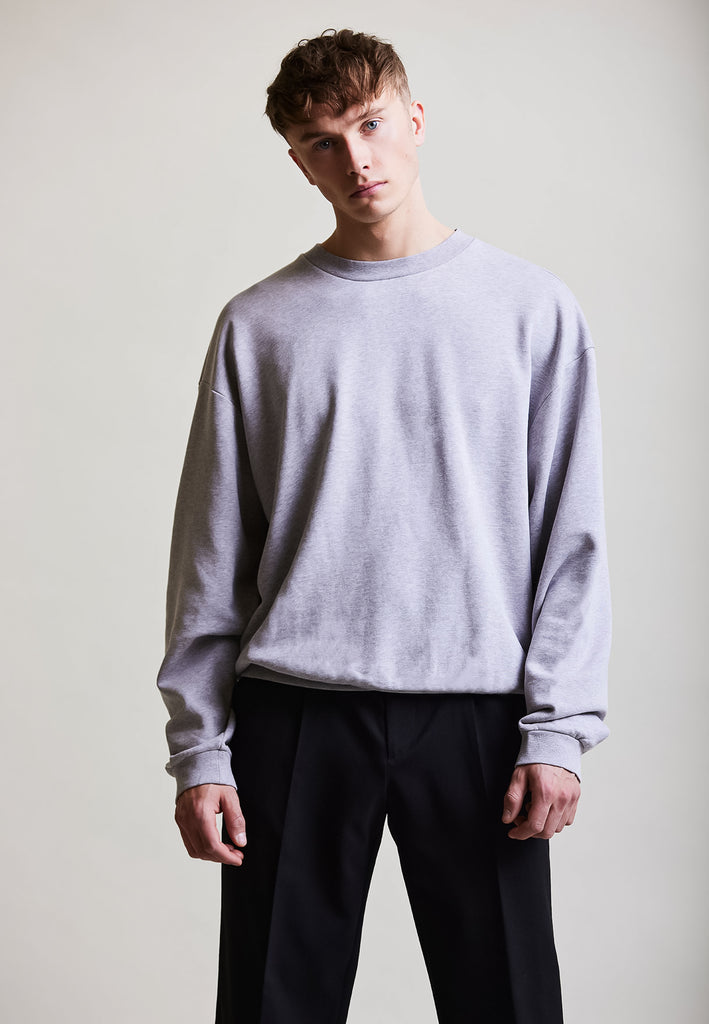 ["Grey", "Oversize", " Männliches Model trägt oversize Sweatshirt Grey Vorderansicht"]