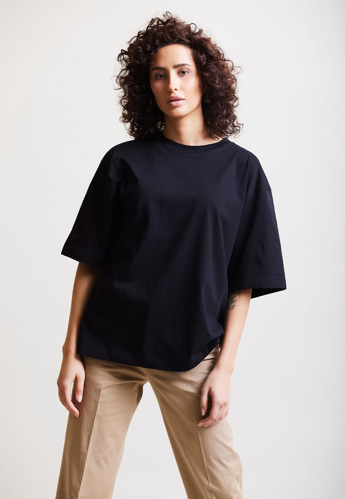 ["Black", "Oversize", " Model trägt oversize T-Shirt Black Vorderansicht No.2"]