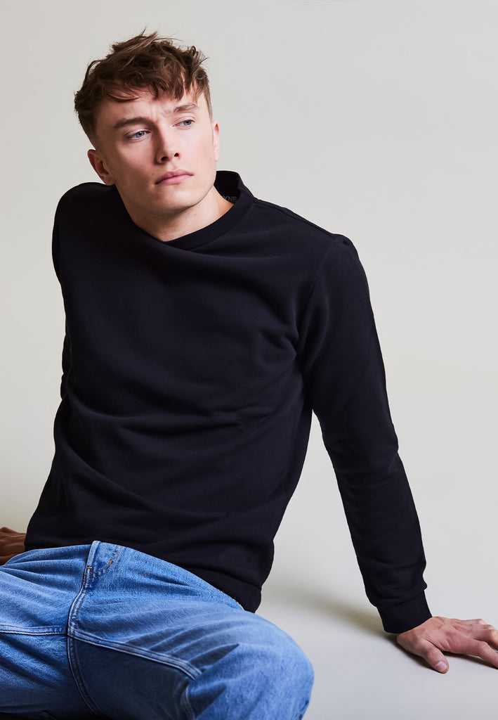 ["Black", "Classic", " Männliches Model trägt classic Sweatshirt Black No.2"]