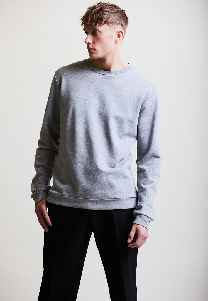 ["Grey", "Classic", " Männliches Model trägt classic Sweatshirt Grey Vorderansicht No.2"]