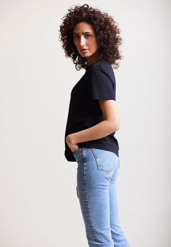 Black|Classic| Model trägt classic T-Shirt Black Seitenansicht