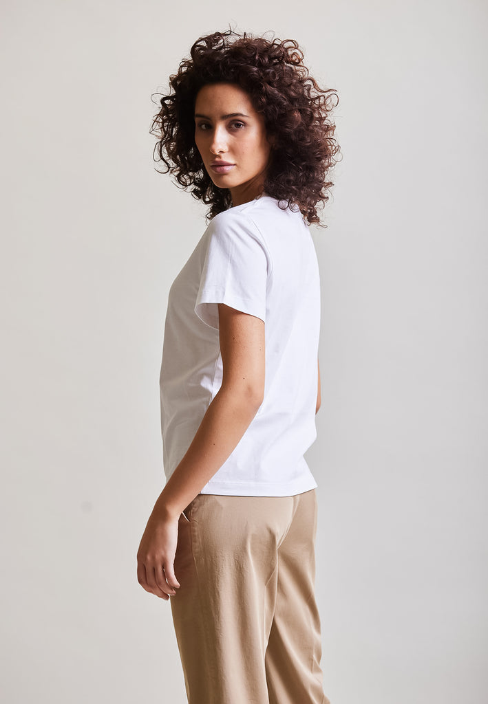 ["White", "Classic", " Model trägt classic T-Shirt Weiß Seitenansicht"]