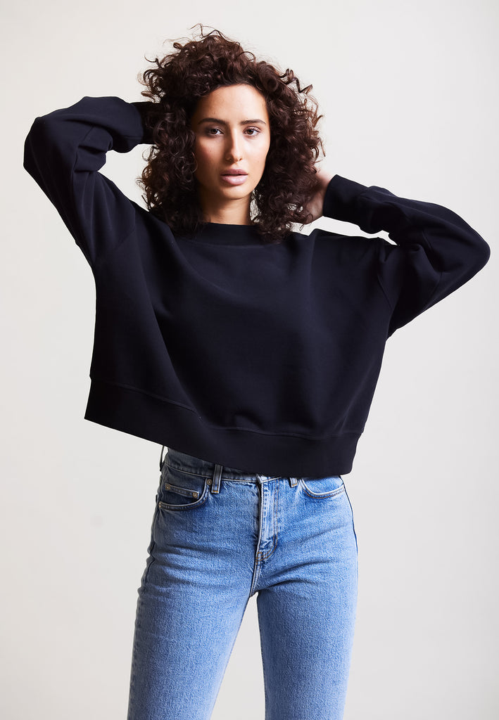 ["Black", " Model trägt Cropped Sweater in Schwarz Vorderansicht No.2"]