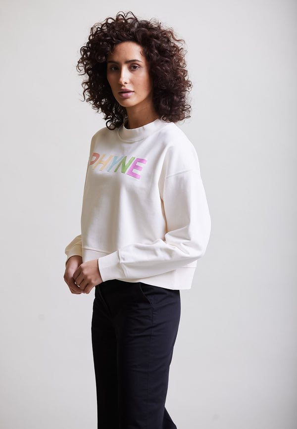 Model trägt Cropped Sweater mit PHYNE Print Seitenansicht