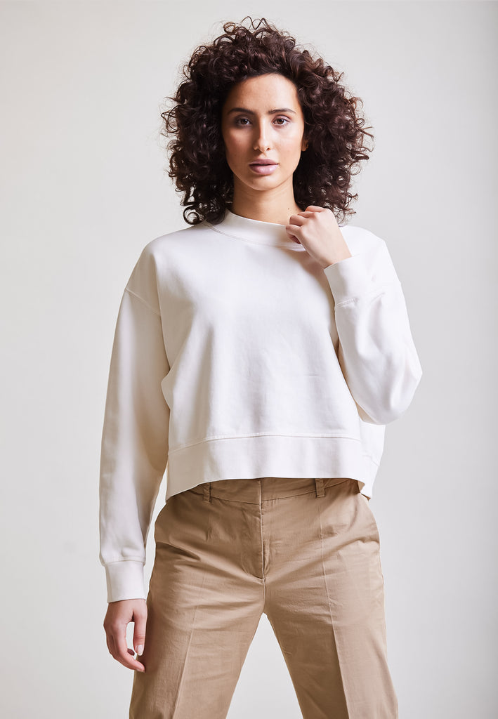 ["Cream", " Model trägt Cropped Sweater in Puder Vorderansicht No.2"]