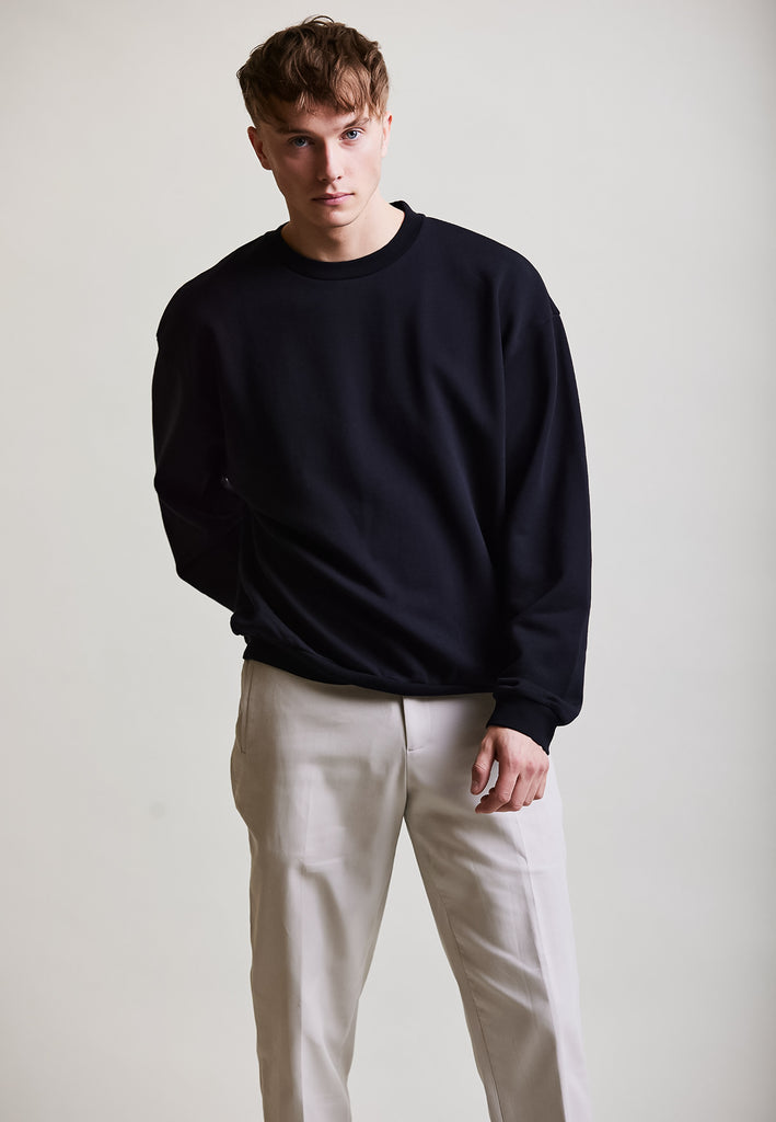 ["Black", "Oversize", " Männliches Model trägt oversize Sweatshirt Black Vorderansicht No.3"]