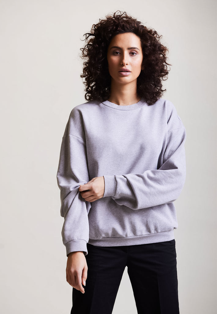 ["Grey", "Oversize", " Model trägt oversize Sweatshirt Grey Vorderansicht No.2"]