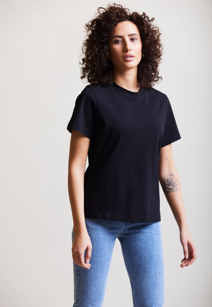 ["Black", "Classic", " Model trägt classic T-Shirt Black Vorderansicht No.2"]