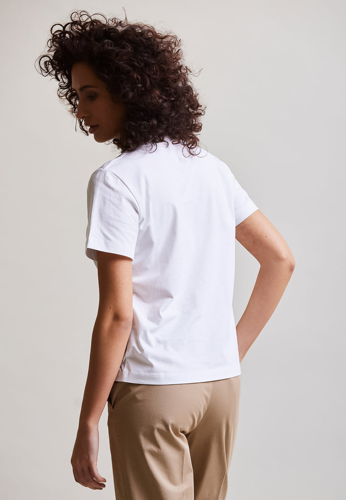 ["White", "Classic", " Model trägt classic T-Shirt Weiß Rückansicht"]