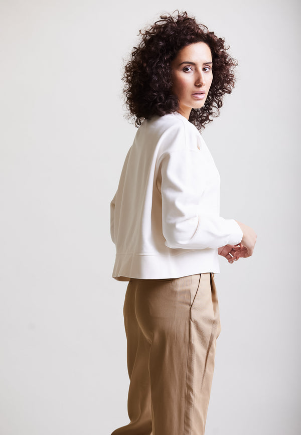Cream| Model trägt Cropped Sweater in Puder Seitenansicht