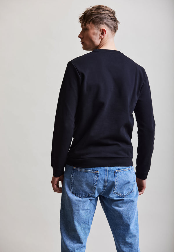 Black|Classic| Männliches Model trägt classic Sweatshirt Black Rückansicht