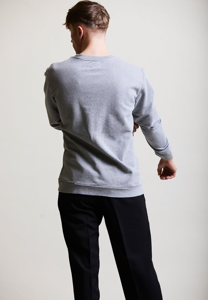["Grey", "Classic", " Männliches Model trägt classic Sweatshirt Grey Rückansicht"]
