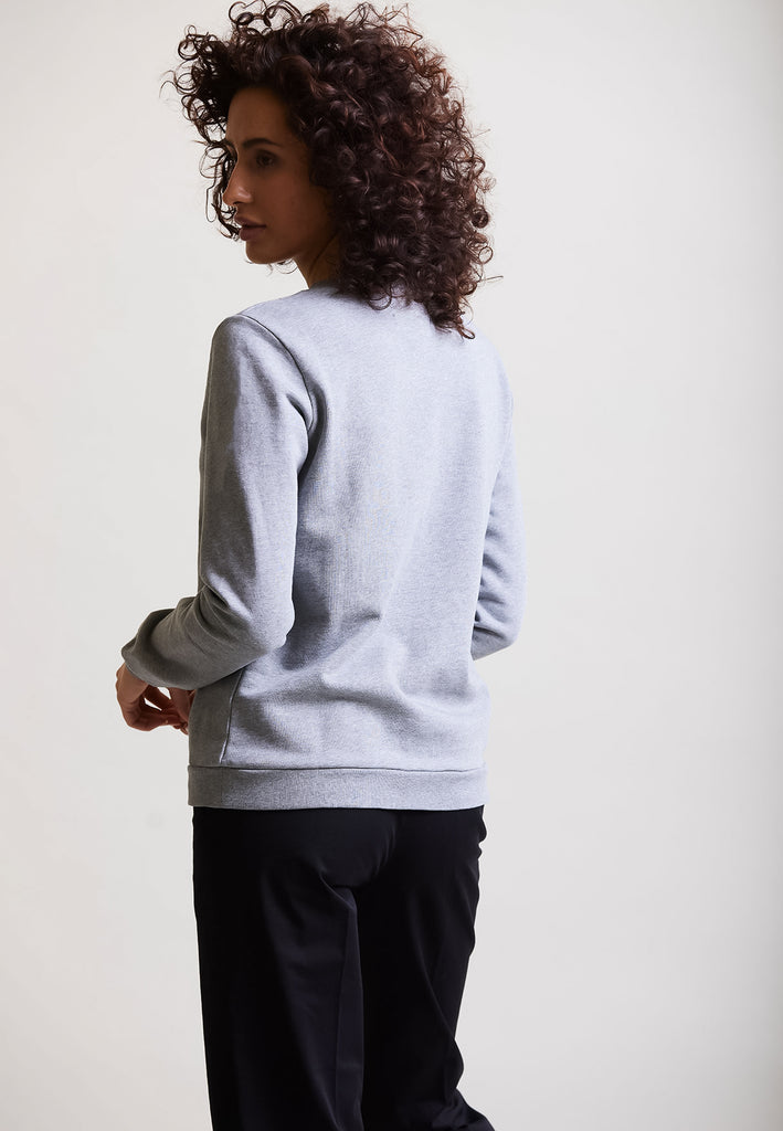 ["Grey", "Classic", " Model trägt classic Sweatshirt Grey Rückansicht"]