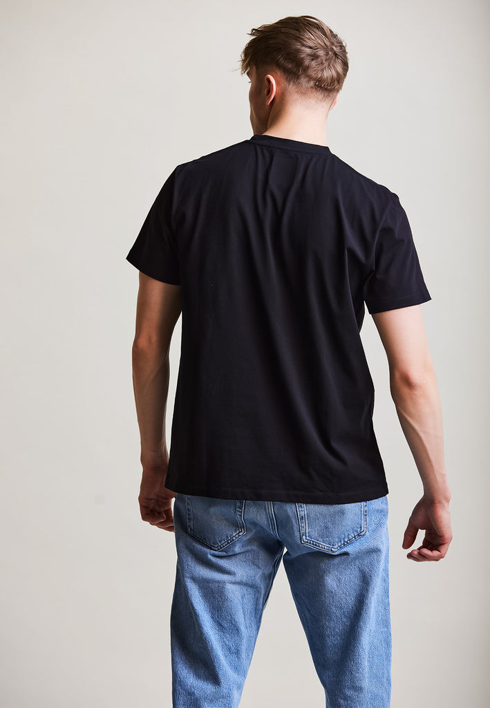 ["Black", "Classic", " Männliches Model trägt classic T-Shirt Black Rückansicht"]