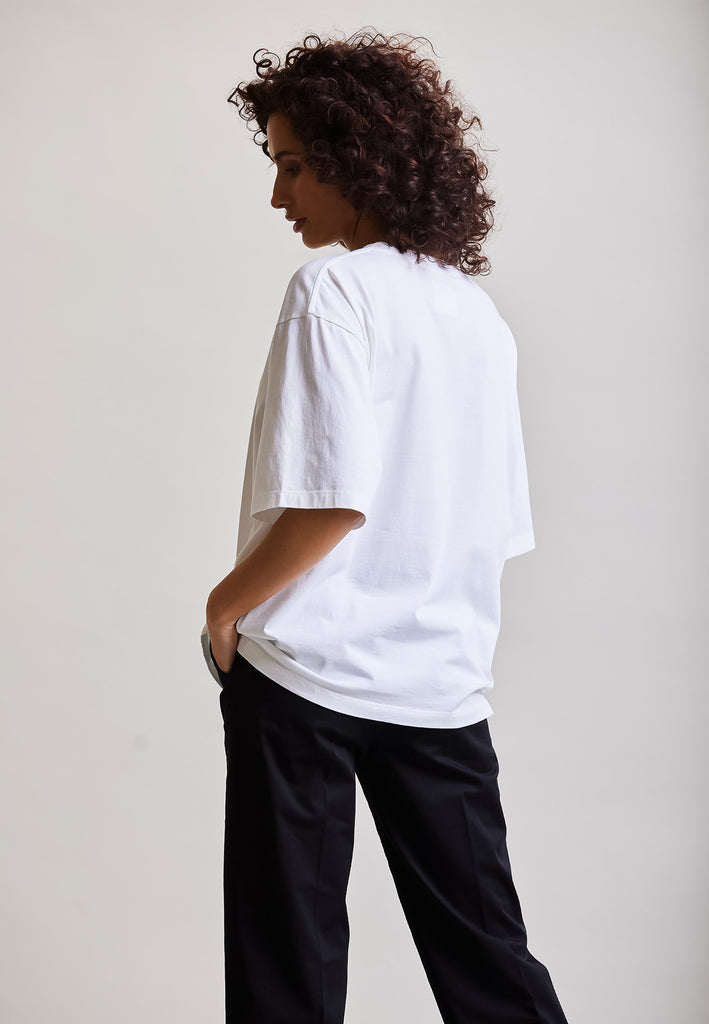 ["White", "Oversize", " Model trägt oversize T-Shirt Weiß Rückansicht"]