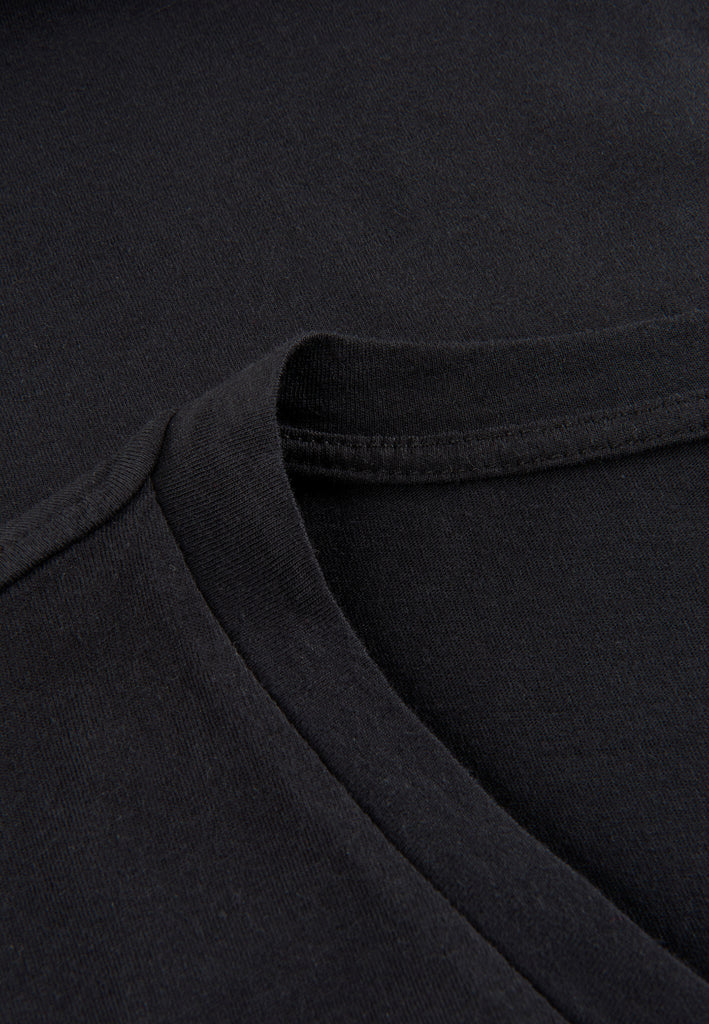 ["Black", " Detailansicht V-Neck T-Shirt von PHYNE in schwarz"]