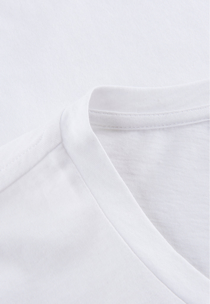["White", " Detailbild von the classic T-Shirt weiß"]