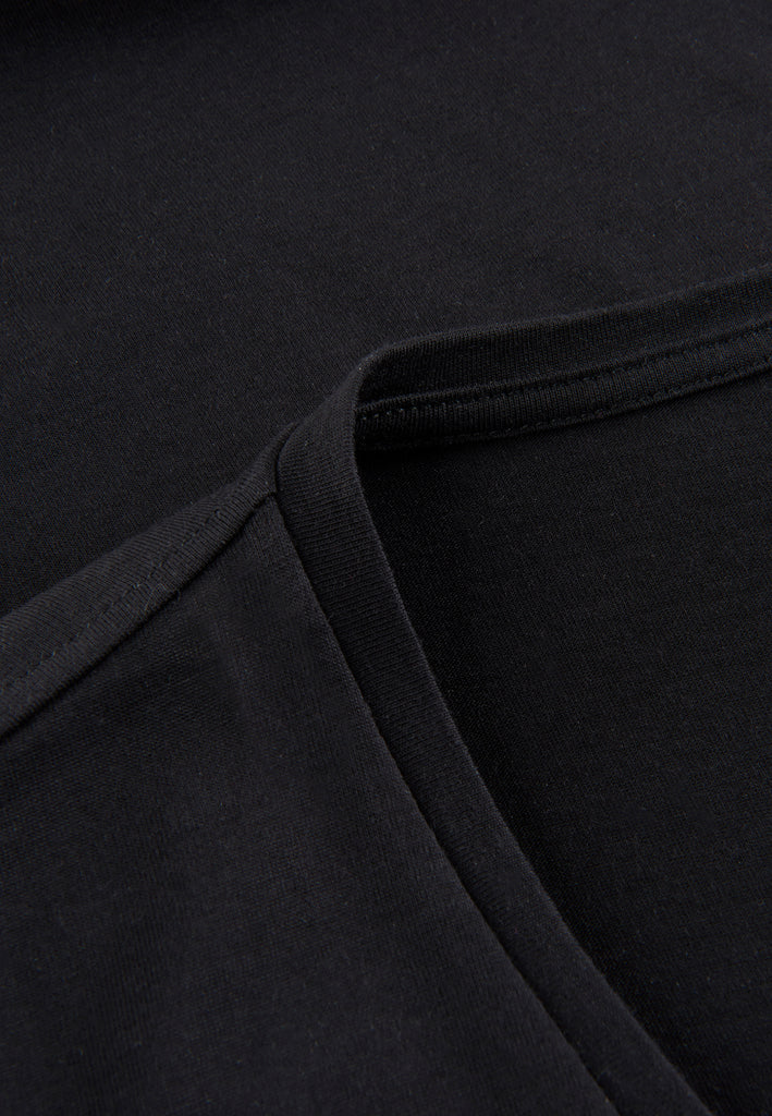 ["Black", " Detailansicht des Tencel Round Neck T-Shirts schwarz"]