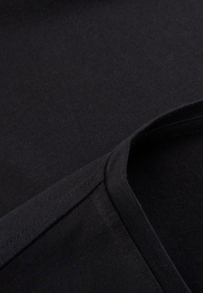 ["Black", " Detailbild von Tencel V-Neck T-Shirt schwarz"]