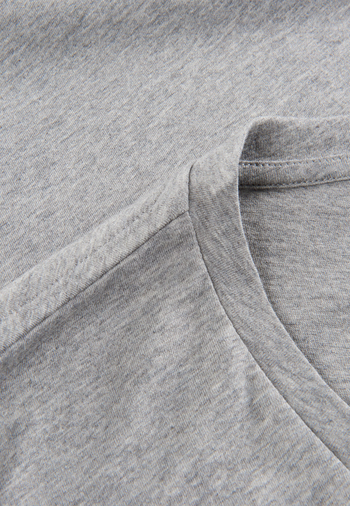 ["Grey", " Detailansicht V-Neck T-Shirt von PHYNE in grau"]