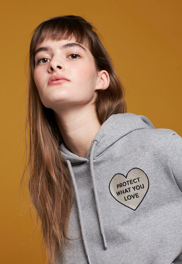 Model trägt PROTECT WHAT YOU LOVE Hoodie von PHYNE in grau