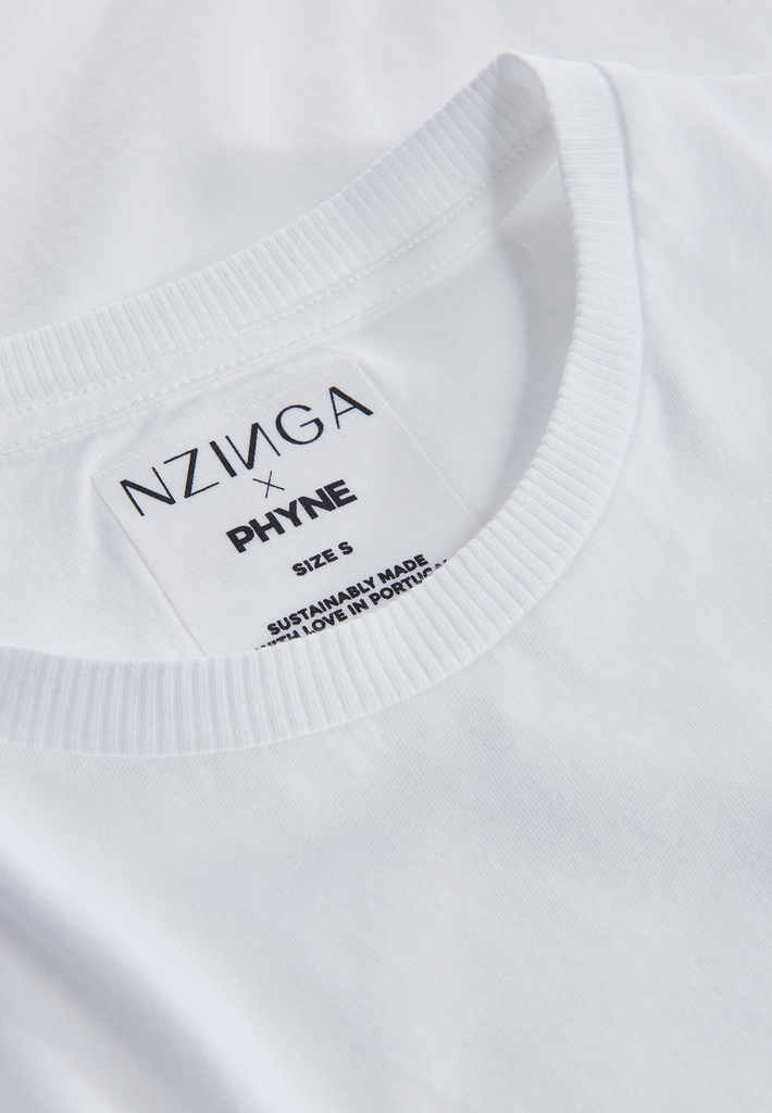 ["NZINGA Oversize T-Shirt \"higher x level\" by Nikeata Thompson Etikett-Ansicht"]