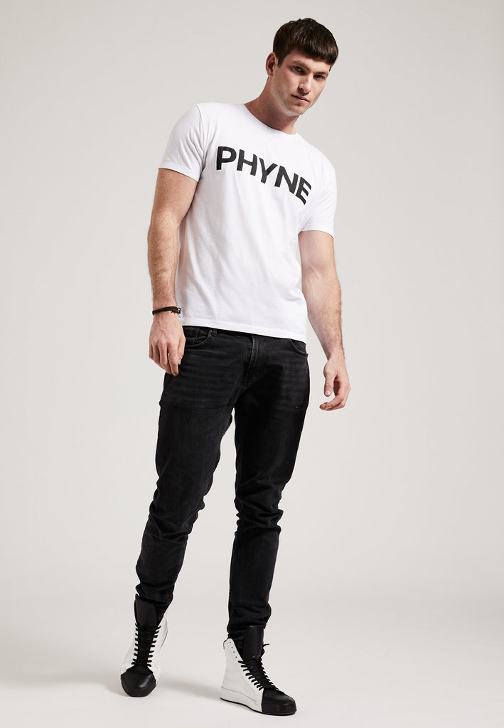 ["White", " Männliches Model trägt PHYNE Statement T-Shirt in weiß Ganzkörperbild"]